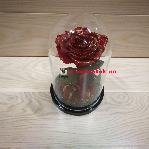 Бордовая роза с позолотой в стеклянной колбе